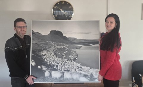 Bragi Svavarsson afhendir hér Sylvíu Karen Heimisdóttir ljósmyndina