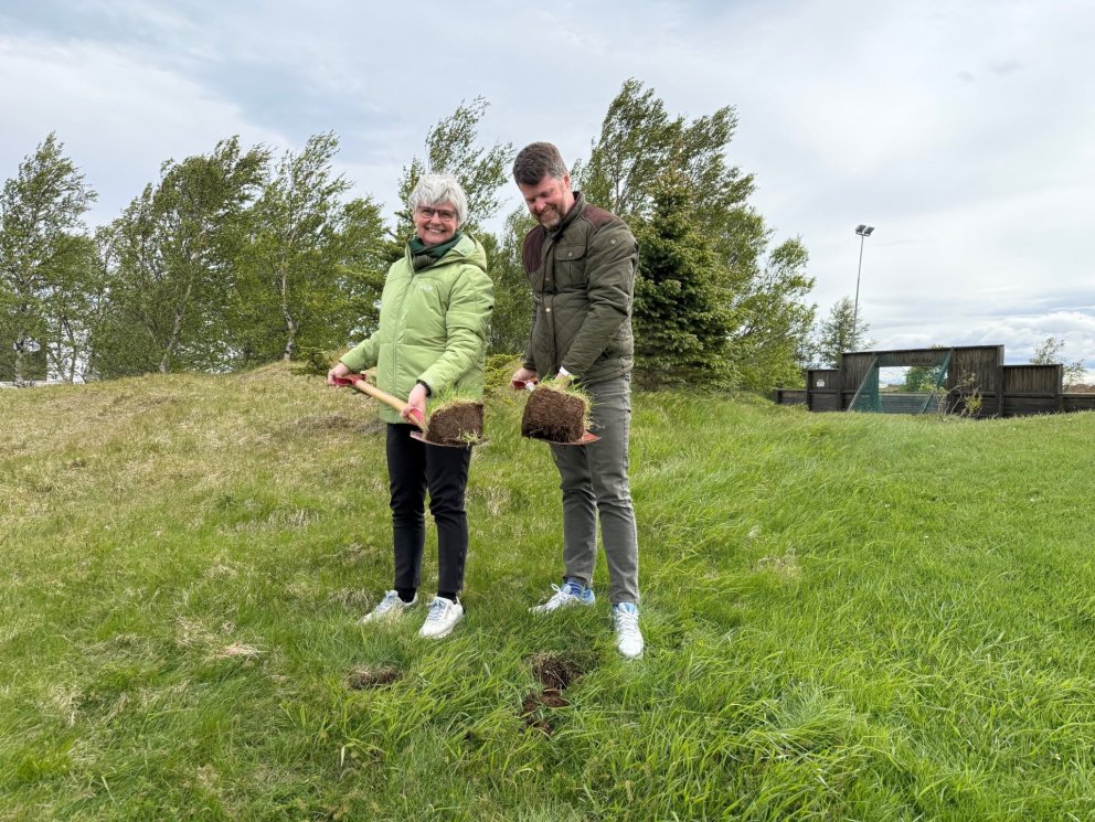 Bolette og Guðmundur tóku fyrstu skóflustunguna að verknámshúsinu