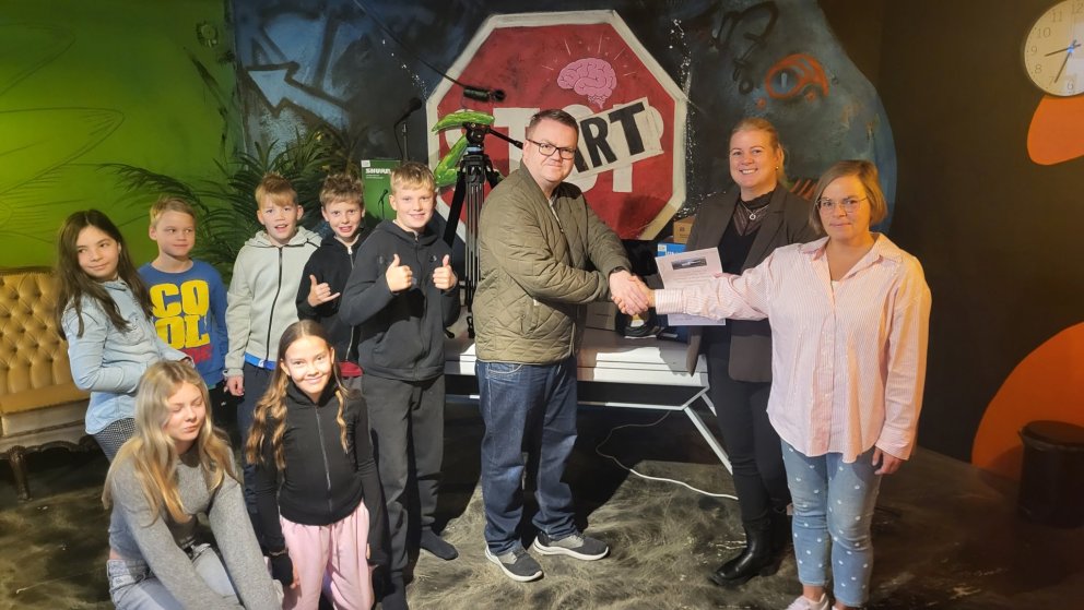 Elvar Már Svansson forstöðumaður Félagsmiðstöðvarinnar ásamt nokkrum nemendum Þjórsárskóla tekur við…