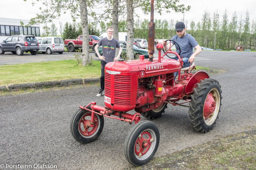 Ingvar Þrándarson á 1946 árg. Farmall A  í eigu Þrándar Ingvarsson