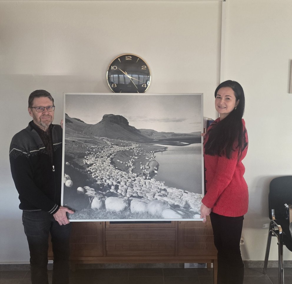 Bragi Svavarsson afhendir hér Sylvíu Karen Heimisdóttir ljósmyndina