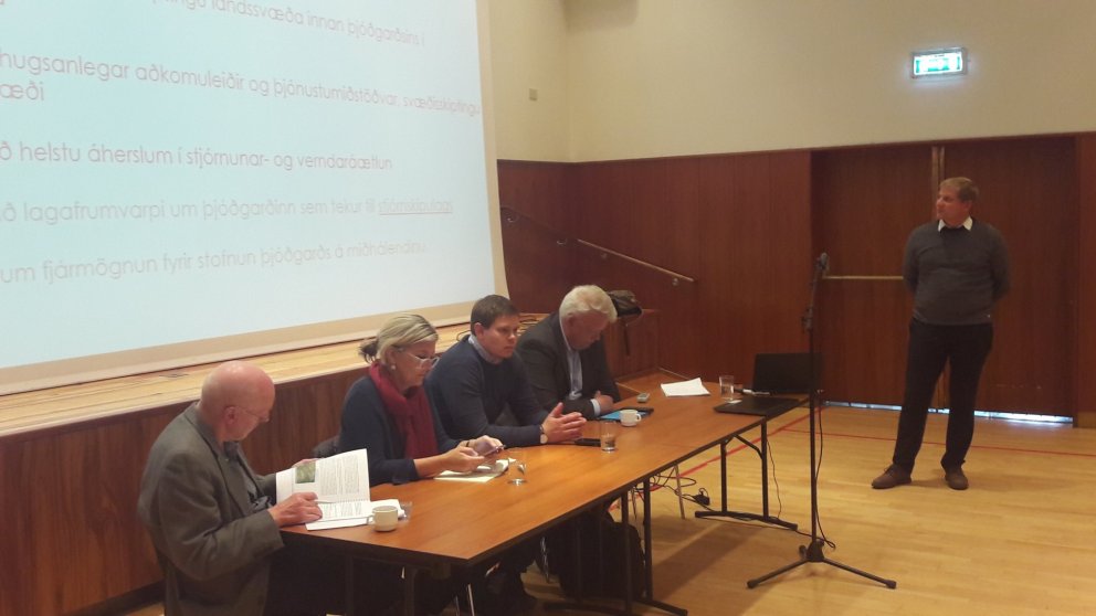 Fjölsóttur  og líflegur fundur um þjóðgarð á miðhálendi Íslands.