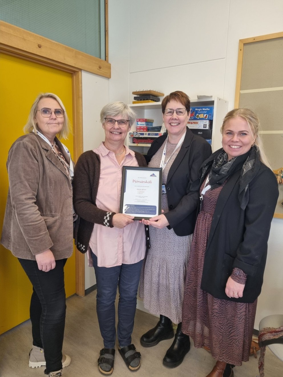 Bolette skólastjóri tekur hér við vottuninni