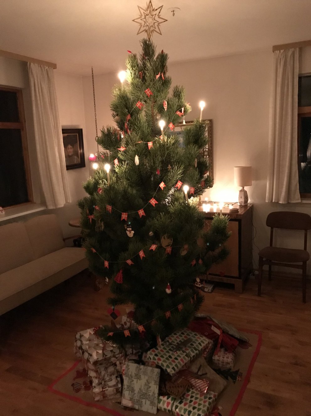 Svolítið danskt jólatré - með alvöru kertum