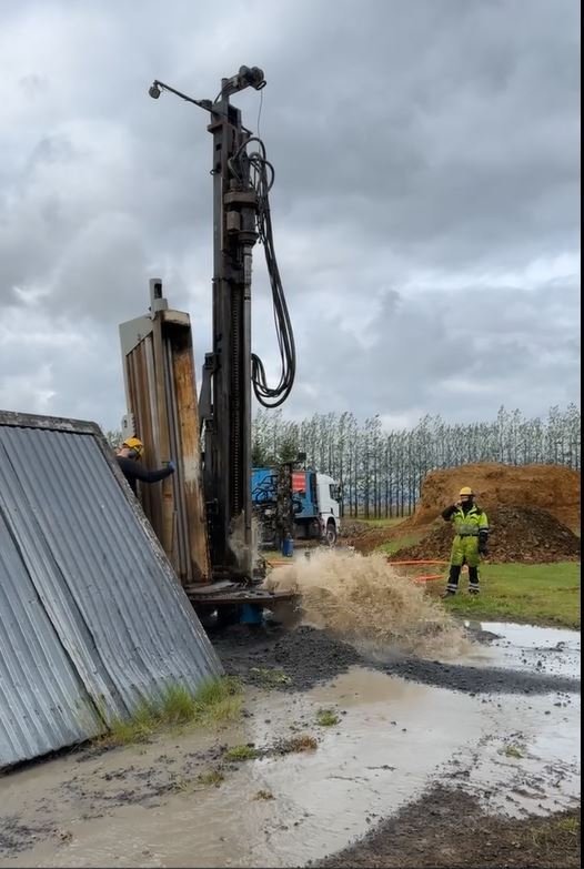 Borað fyrir nýrri holu