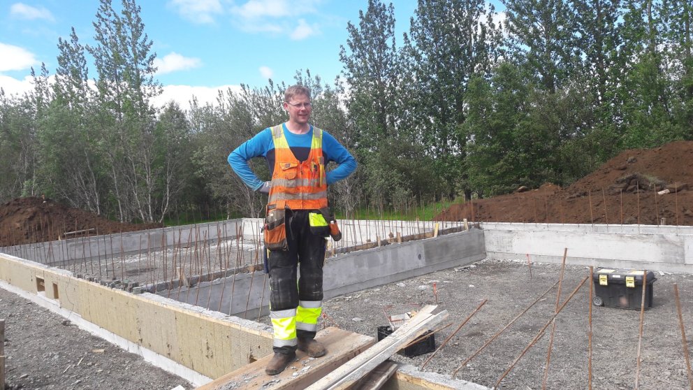 Hákon Páll Gunnlaugsson byggingameistari við sökkulinn að raðhúsinu sem er að rísa í Árneshverfi
