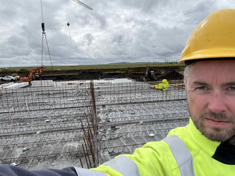 Frá framkvæmdum við íþróttahúsið