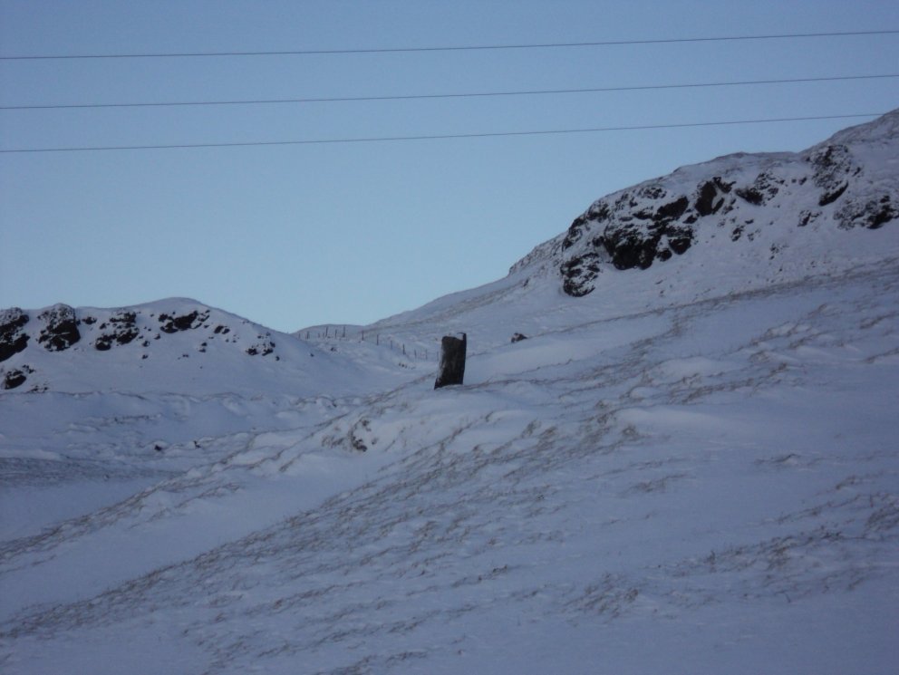 Brynkabolli og minnisvarði á Minna-Núpi