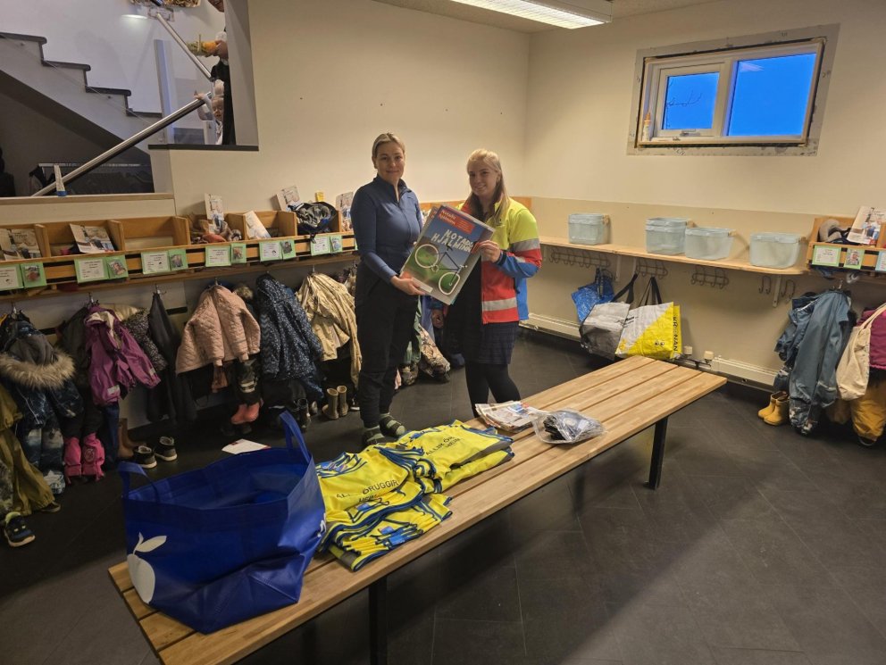 Hér tekur Anna Greta Ólafsdóttir leikskólastjóri við veglegri gjöf frá Björgunarsveitinni Sigurgeir,…