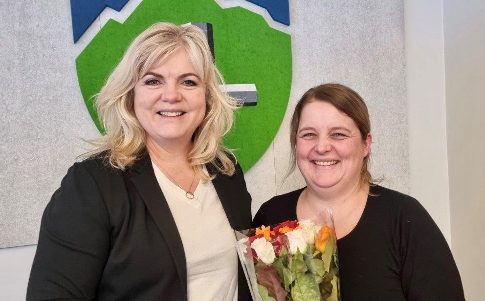 Á myndinni má sjá Aldísi Hafsteinsdóttur, fyrrv. framkvæmdastjóra Seyruverkefnisins þakka Halldóru H…