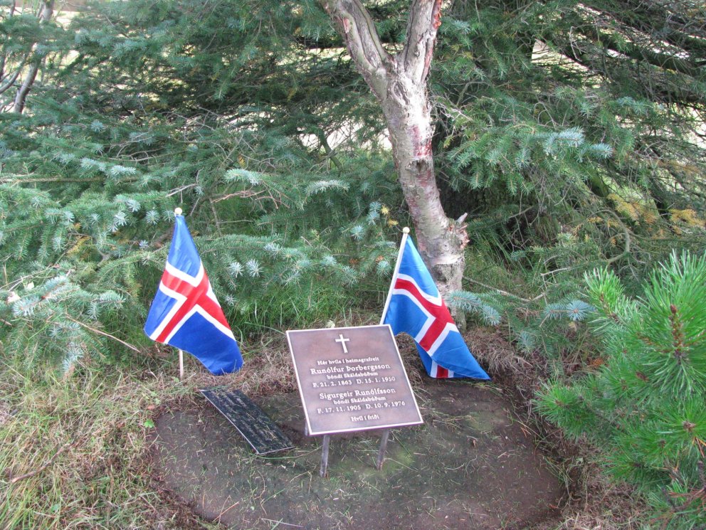 Heimagrafreitur í Skáldabúðum. Þar hvíla feðgar.