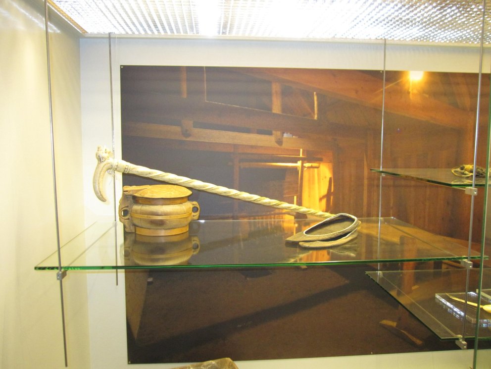 Útskorinn stafur sr. Valdimars Briem  í sýningarskáp í Þjórsárstofu