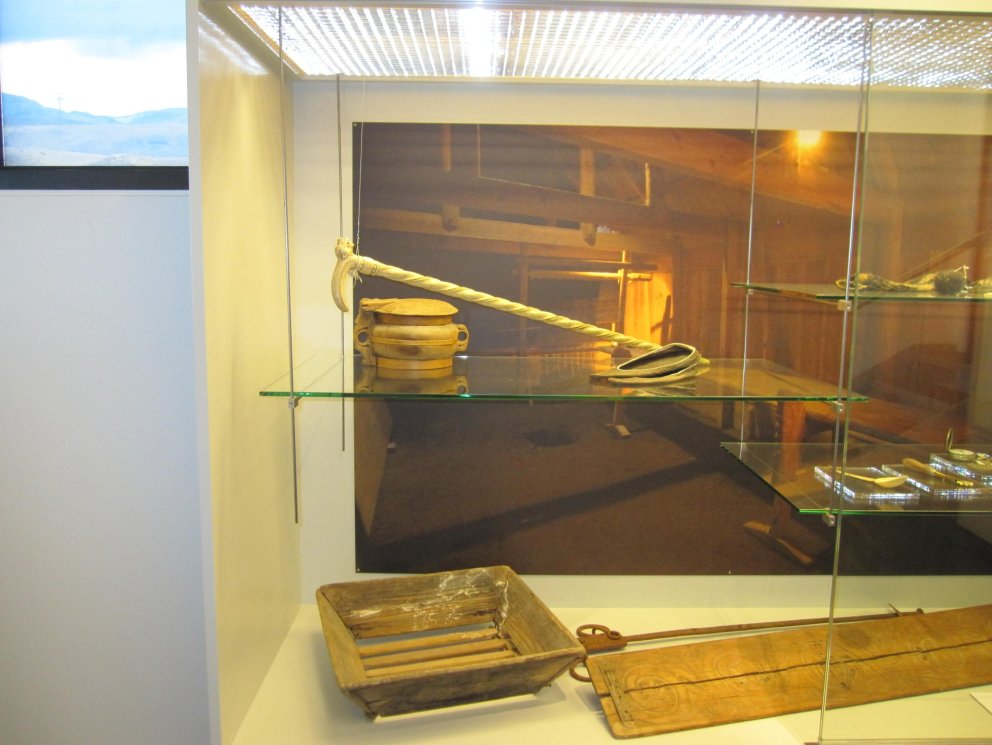 Stafur sr. Valdimars Briem  í sýningarskáp í Þjórsárstofu