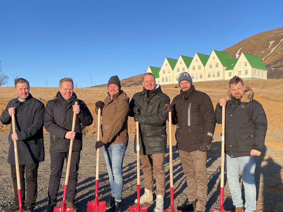 Fulltrúar stjórnar UTU taka fyrstu skóflustunguna