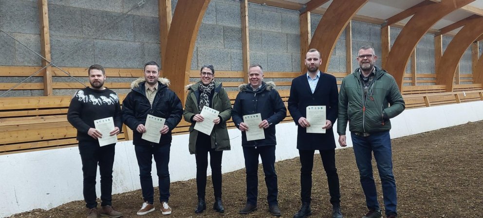 Frá undirritun samningsins