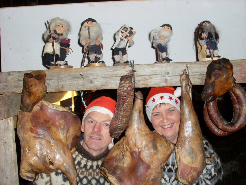 Sigrún og Diddi innan um hangikjöt, reykt svið, bjúgu og fleira