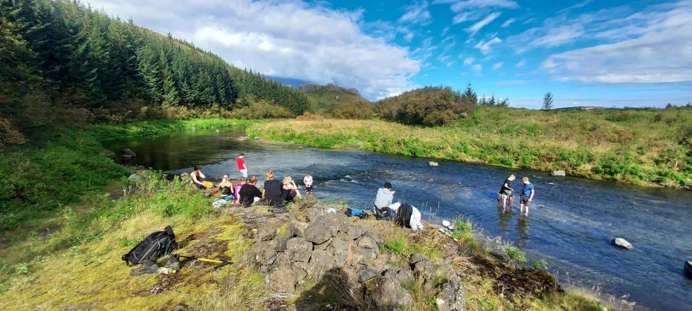 Nemendur Þjórsárskóla vaða yfir Sandá