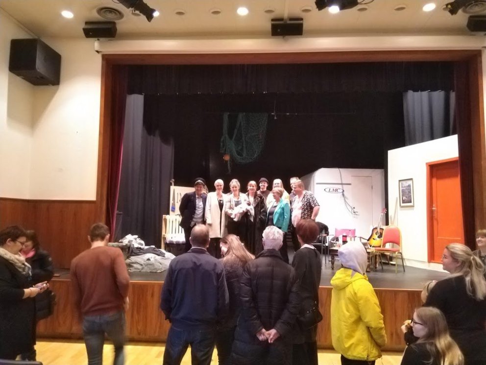 Leikendur og yngsti leikhúsgesturinn ( viku gömul stúlka)