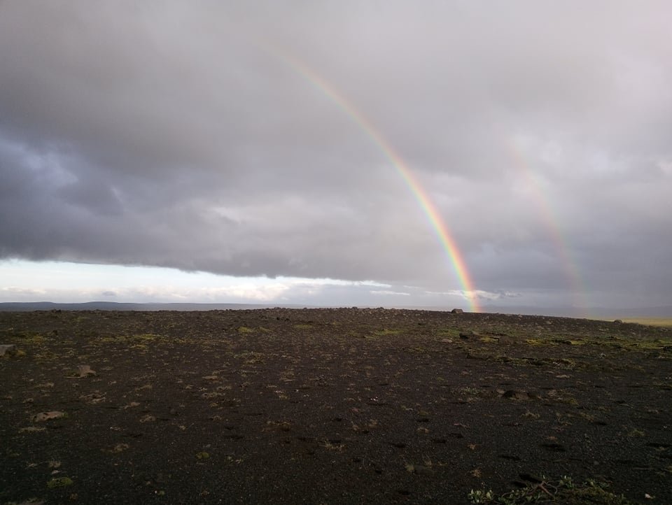 Regnbogi á fjöllum