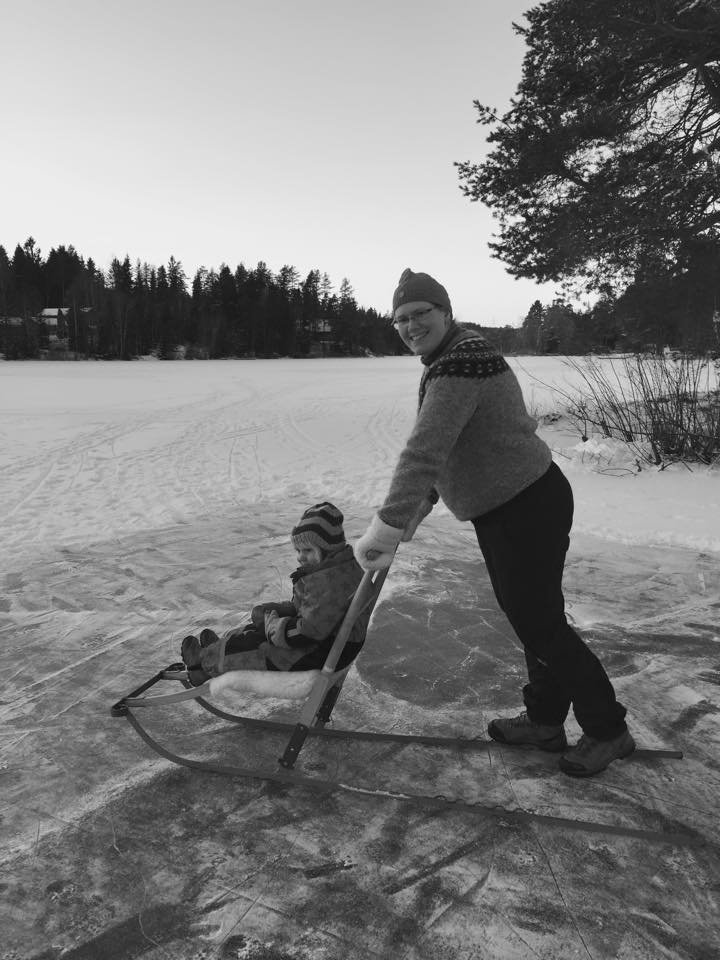 Selma og Harpa á leið í göngu á ísnum