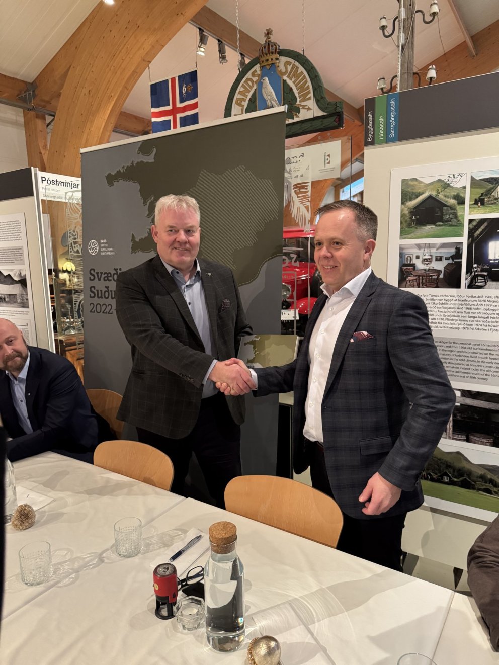 Sigurður Ingi Jóhannsson innviðaráðherra og Helgi Kjartansson takast í hendur við undirritun skipula…