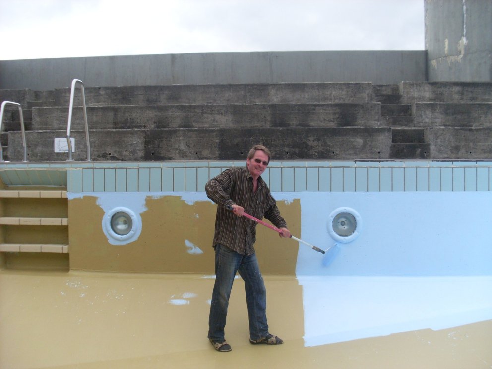 Eyþór að mála Skeiðalaug 2013