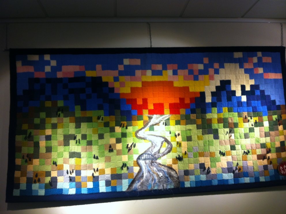 Úr myndasafni sveitarfélagsins: Mynd af veggteppi sem Samband Sunlenskra kvenna bjó til og gaf Heilb…