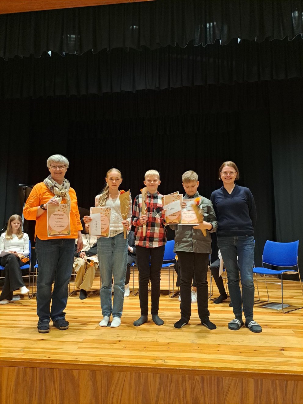 Sigurvegararnir að taka við verðlaunum, frá vinstri: Boletta H. Koch skólastjóri Þjórsárskóla, Ásdís…