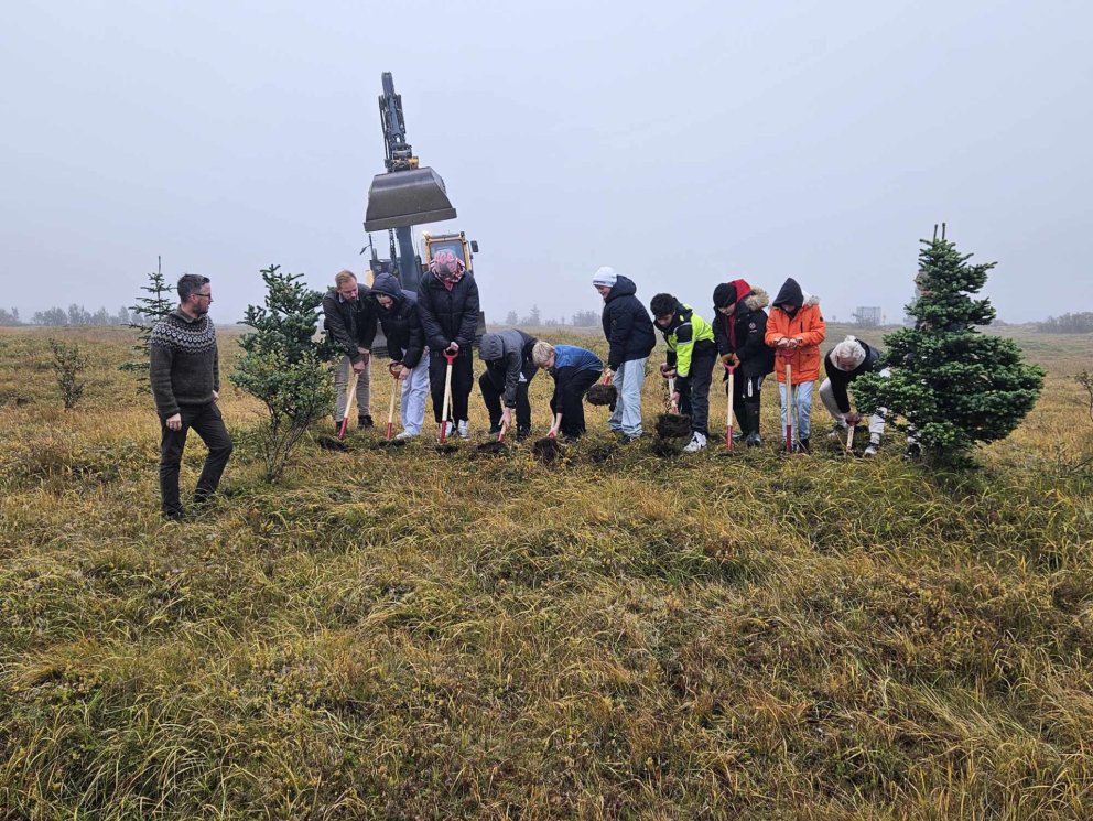Framkvæmdir við íþróttahús hafnar