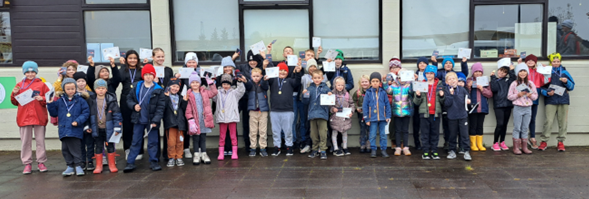 Nemendur með viðurkenningarnar sínar