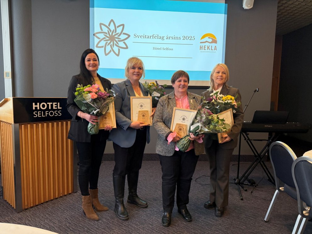 Sveitarstjórar fjögurra sveitarfélaga í Uppsveitum taka við verðlaununum f. Sveitarfélag ársins