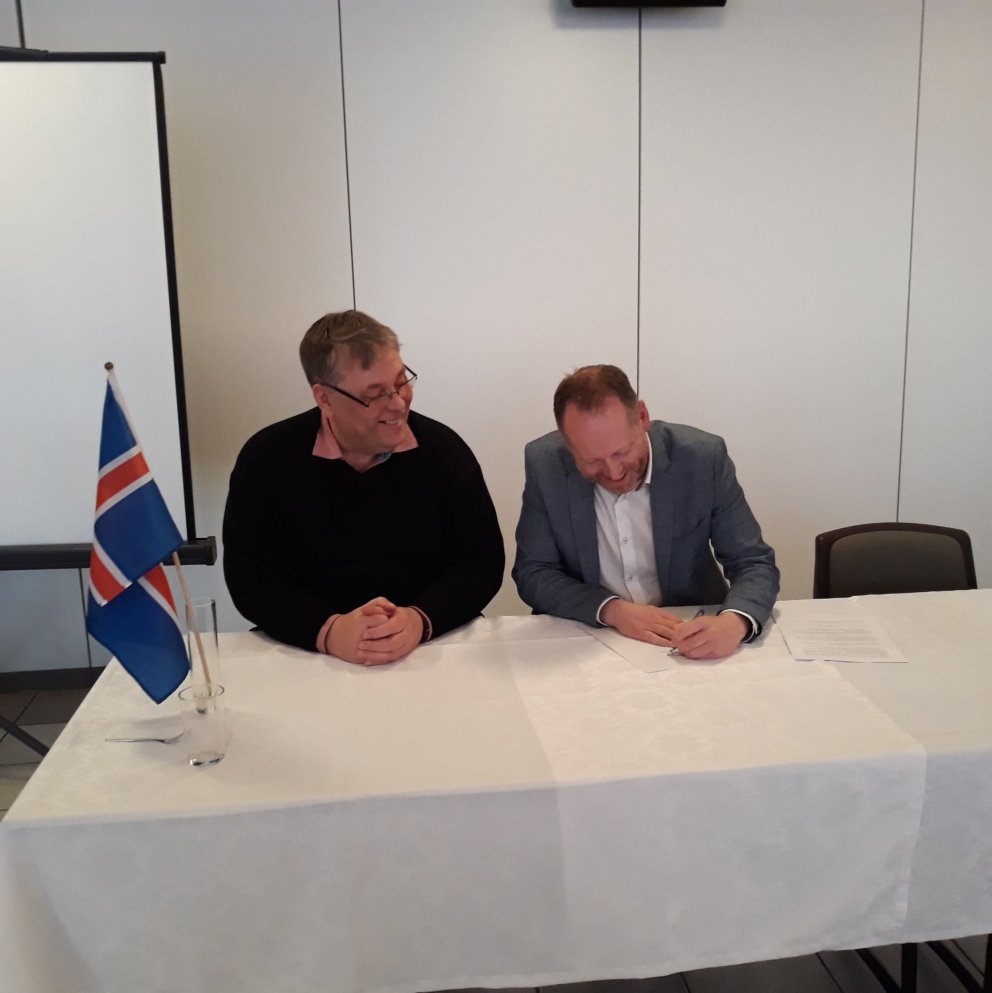 Guðmundur Ingi Guðbrandsson ráðherra  undirritar friðlýsingarskjalið