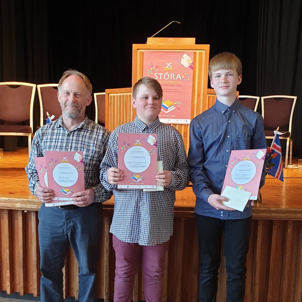 Sigurvegararnir ásamt Kjartani íslenskukennara