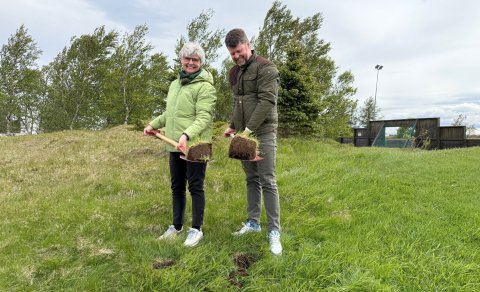 Bolette og Guðmundur tóku fyrstu skóflustunguna að verknámshúsinu