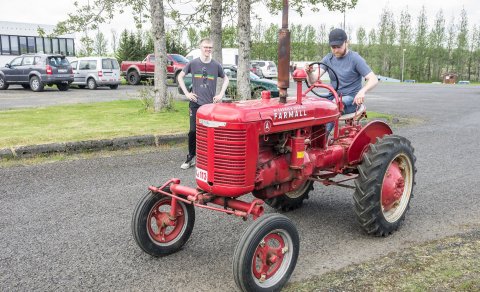Ingvar Þrándarson á 1946 árg. Farmall A  í eigu Þrándar Ingvarsson