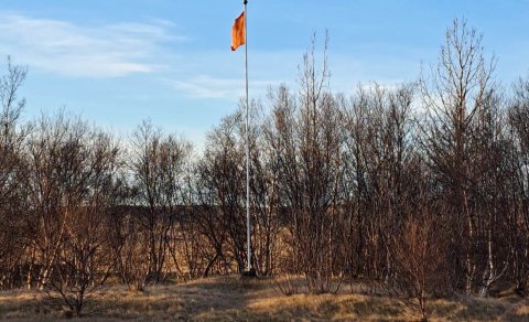 Roðagylltur fáni til að minna á átak gegn kynbundnu ofbeldi