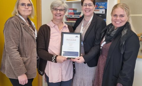 Bolette skólastjóri tekur hér við vottuninni