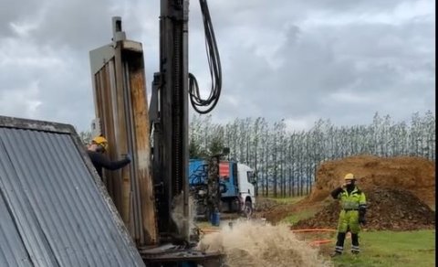 Borað fyrir nýrri holu