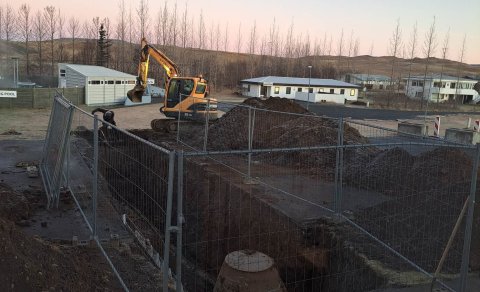 Vinumenn frá véladeild Ólafsvalla að störfum