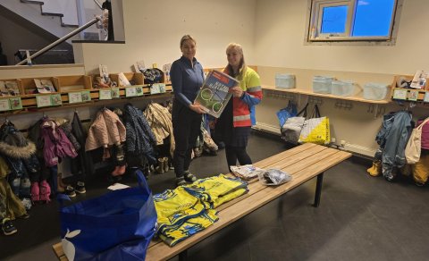 Hér tekur Anna Greta Ólafsdóttir leikskólastjóri við veglegri gjöf frá Björgunarsveitinni Sigurgeir,…