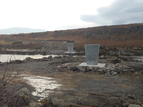 Vinna við nýja göngu- og reiðbrú yfir Þjórsá miðar vel