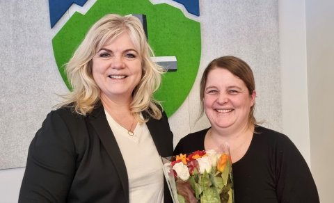 Á myndinni má sjá Aldísi Hafsteinsdóttur, fyrrv. framkvæmdastjóra Seyruverkefnisins þakka Halldóru H…