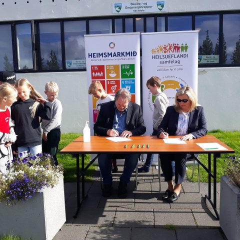 Alma D. Möller og Björgvin Skafti  skrifa undir samninginn