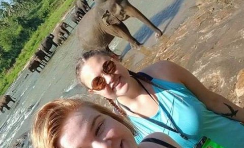 Ástrós (t.v.) og Hrafnhildur (t.h) og fílarnir á Sri Lanka