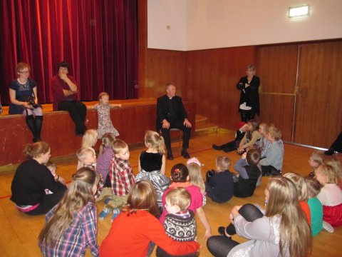 Sr. Eiríkur talar við börnin í Árnesi