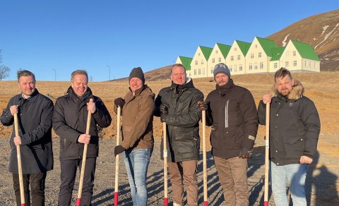 Fulltrúar stjórnar UTU taka fyrstu skóflustunguna
