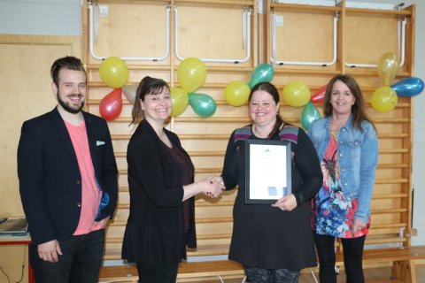 Elín Anna lárusdóttir, leikskólastjóri tekur við starfestingarskjalinu.