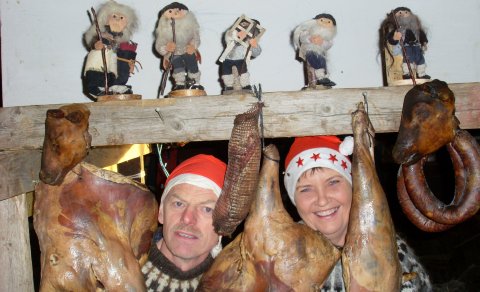 Sigrún og Diddi innan um hangikjöt, reykt svið, bjúgu og fleira