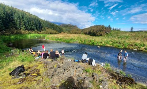 Nemendur Þjórsárskóla vaða yfir Sandá
