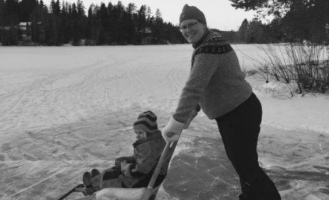 Selma og Harpa á leið í göngu á ísnum